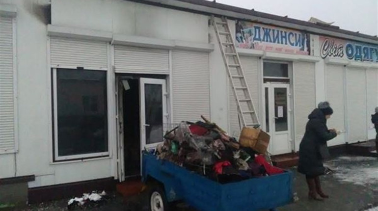 У Вараші на центральному ринку горіли торгівельні павільйони