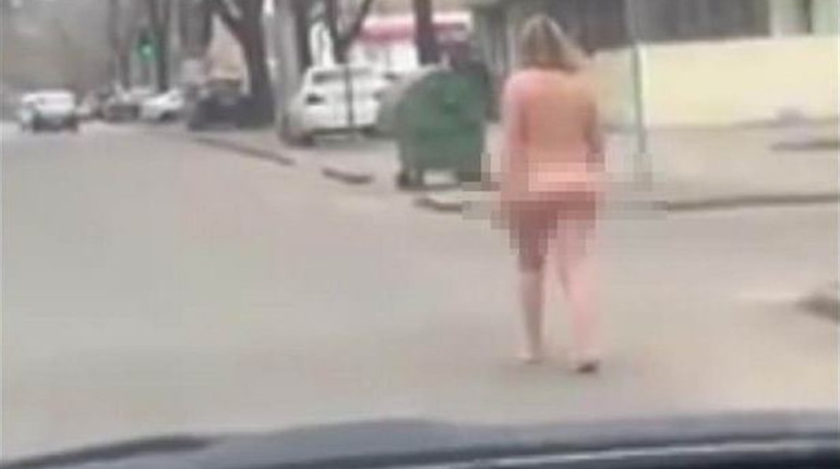 В Одесі гола жінка, яка потребувала допомоги, наразилася на глум перехожих. А як би ви реагували