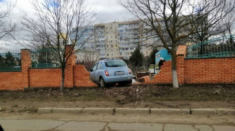 Автоледі з Теплодара в'їхала в паркан місцевого храму. На щастя, окрім паркану, ніхто не постраждав