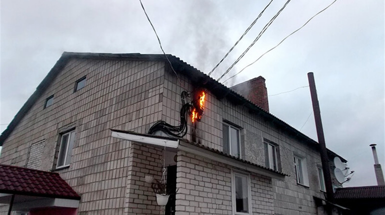 Через пожежу у Володимирці частину селища довелось знеструмити