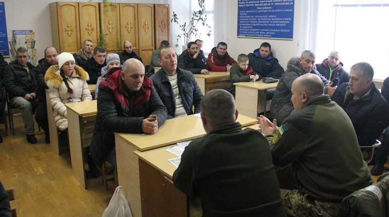 Безробітним пропонували стати контрактниками. Що з цього вийшло