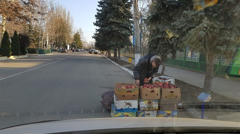 Люди обурені: хлопець організував стихійну торгівлю на проїжджій частині у Біляївці