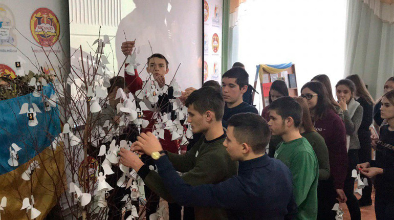 У Політехнічному технікумі розвісили фігурки янголів на згадку про Небесну Сотню