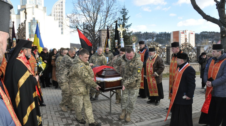 Зустрічати труну із загиблим на Сході солдатом Василем Богоносюком прийшло близько півтисячі людей