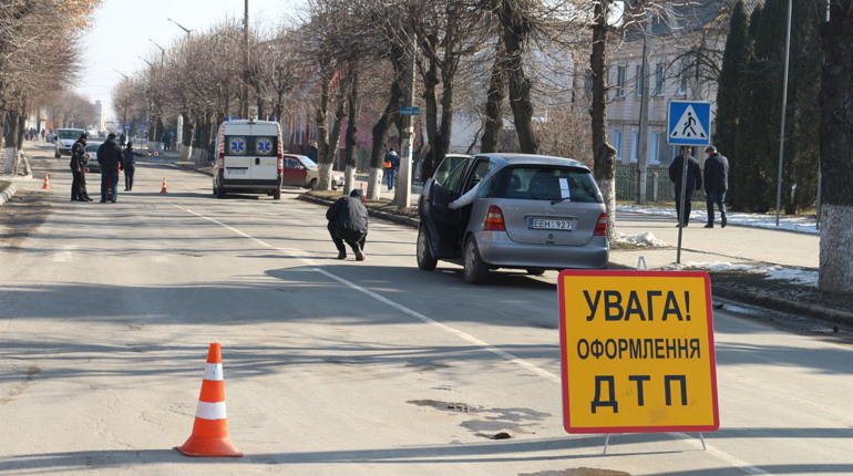 Біля міської ради «швидка» збила жінку