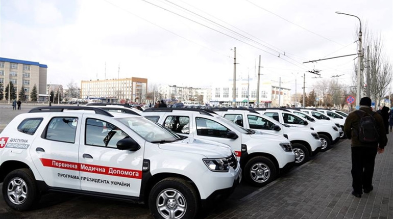 Очільнику троїцького медичного центру  вручили у Сєвєродонецьку ключі від новенької "швидкої"