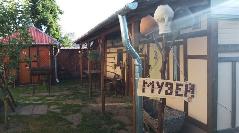 Рушники, підзори та старі фото: конотопський колекціонер шукає давні речі для сімейного музею