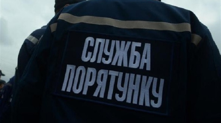 Рятувальники Калинівки відчинили двері квартири, де перебувала дворічна дитина