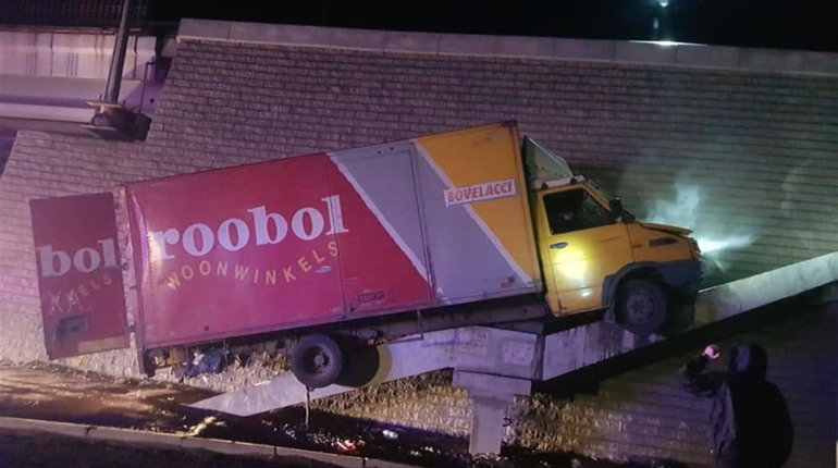 Злетів з траси в районі Нерубайського моста: водія переслідували патрульні машини