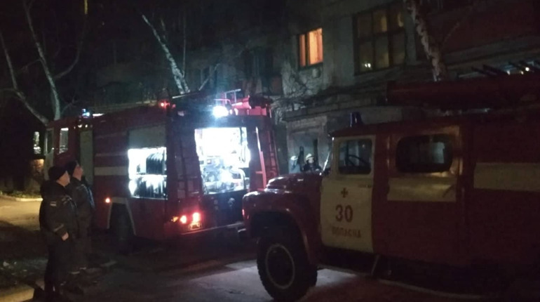 Попаснянские пожарные спасли двух человек из задымленной квартиры