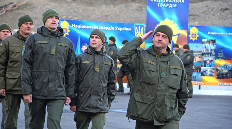 У Вараші на 5 річницю створення Нацгвардії військовим вручили сертифікати на житло