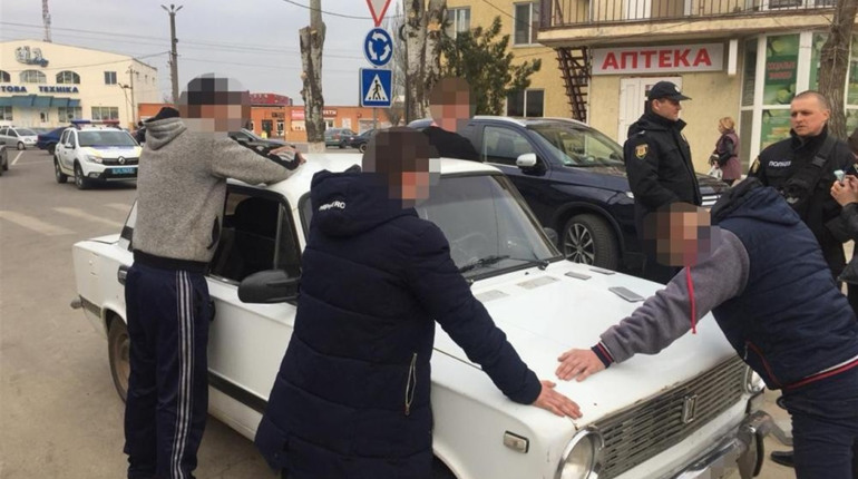 Біляївські поліцейські оперативно затримали чотирьох молодиків, які пограбували неповнолітнього 