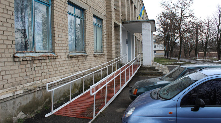 Ми перевірили: чи доступні виборчі дільниці у Волновасі для людей з інвалідністю