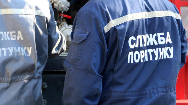 Закрытого на балконе ребенка в Попасной пришлось снимать спасателям 