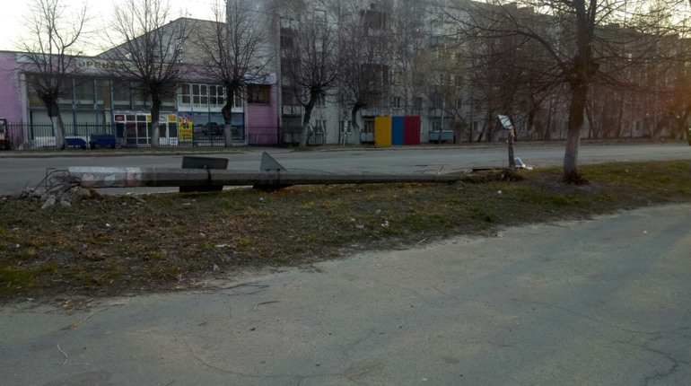 У Новограді водій збив стовп