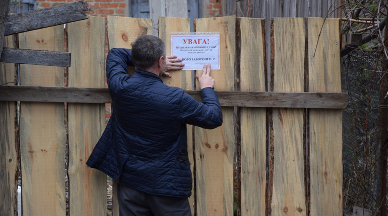 «Не влізай - уб`є!». Журналісти Чортків.City розклеїли листівки-застереження на «заброшках» міста