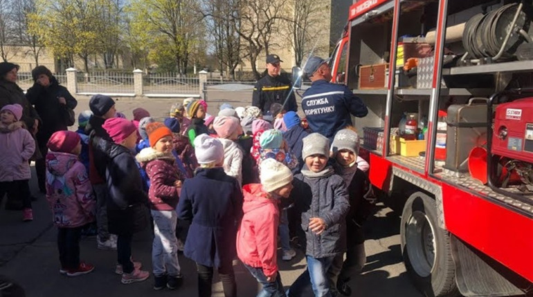 У Вараші під час проведення «Тижня безпеки» дошкільнятам показали, як працюють пожежні