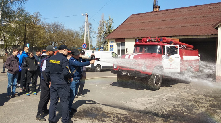 Для студентів Володимирецького ВПУ № 29 рятувальники провели екскурсію пожежною частиною 