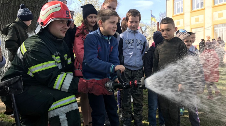З Кліводинської школи евакуювали школярів та вчили гасити пожежу