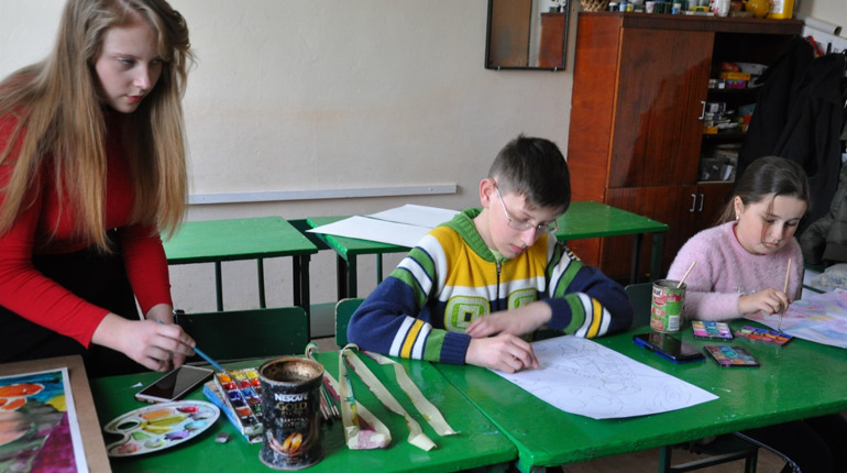Юні митці Заводської школи мистецтв подарували свої картини неврологічному відділу районної лікарні 
