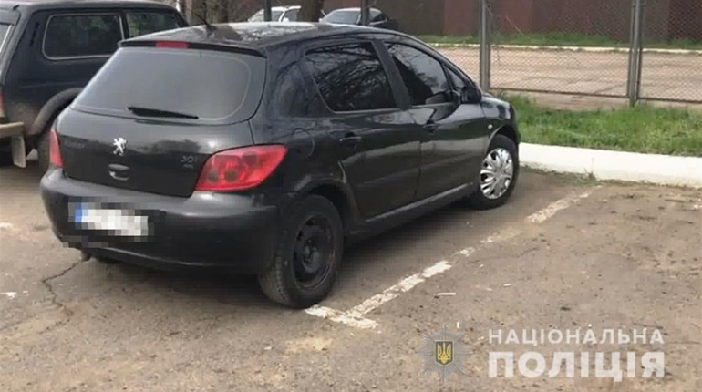 У Нерубайському на парковці з авто викрали 800 000. Крадія упіймали. На що витратив гроші 