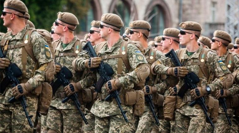 Військова техніка у центрі Конотопа. Містян запрошують відзначити День піхоти