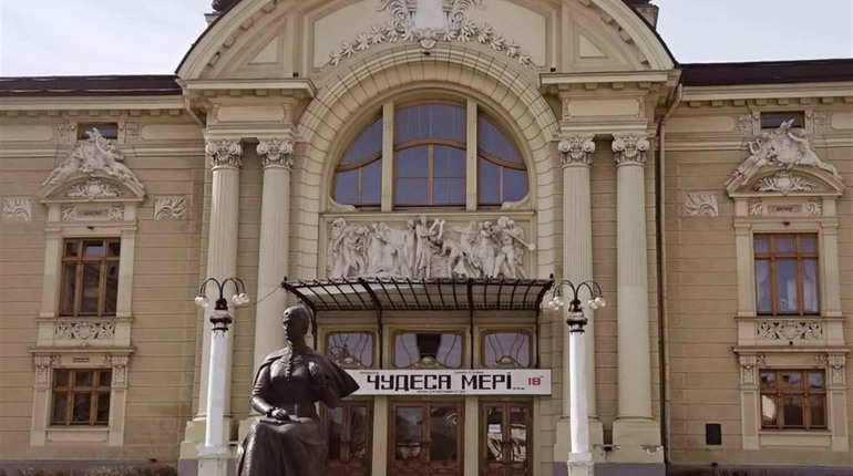 На яких театральних  виставах можна побувати у травні в Чернівцях