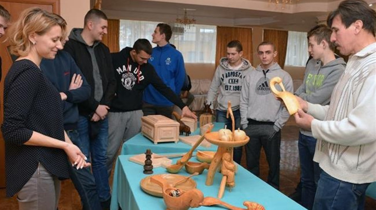 18-річному майстру художньої різьби із Вараша призначили стипендію Президента України 