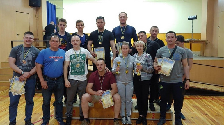 У Рівному на обласному чемпіонаті з важкої атлетики збірна спортсменів із Вараша здобула золото