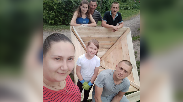 У Конотопі батьки вирішили власноруч облаштувати дитячий майданчик. Подивись, що у них вийшло