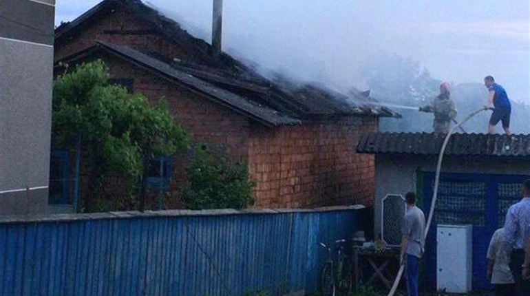 В Ошихлібах пожежу в господарській будівлі гасили понад три години