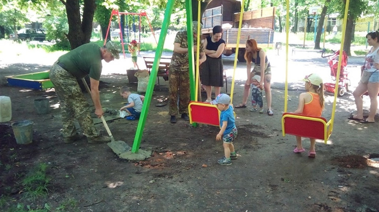 Військові встановили дитячий майданчик в одному зі скверів Торецька