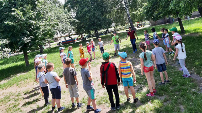 Екскурсії, танці та туристичні походи: як проводять час конотопські дітлахи у пришкільних таборах