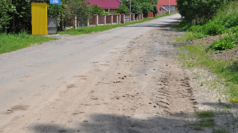 Ще не встигли завершити ремонт дороги на Скородинці, а її вже розбивають