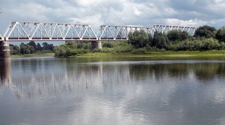 На Менщині залізничний міст залишають без охорони. Люди протестують