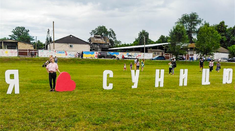 Фаер-шоу та живі статуї: як на Конотопщині відбувся полуничний фестиваль