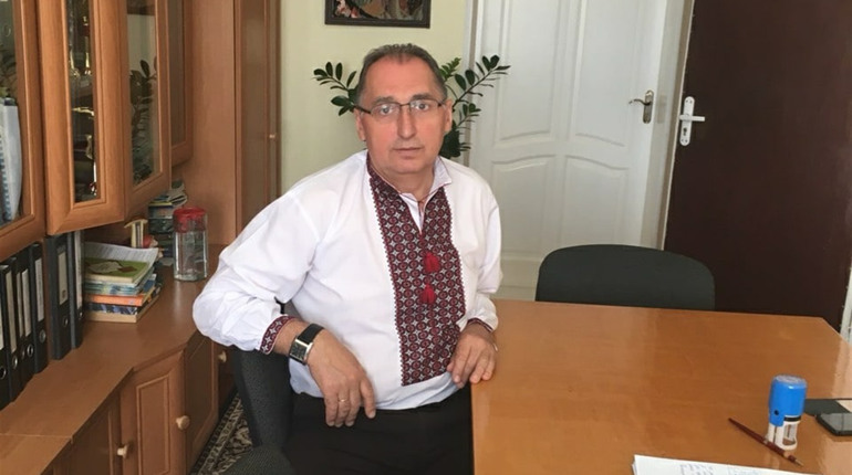 Скам’янілий зуб мамонта, корпус ручного гранатомета і гобелен: кабінет директора Шипинської школи