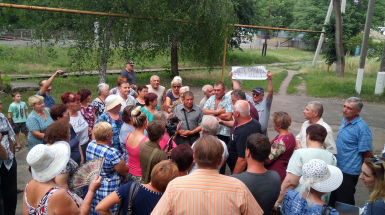 "Ні водомору!": мешканці Новгородського вдруге вийшли на мітинг з вимогою відновити водопостачання 
