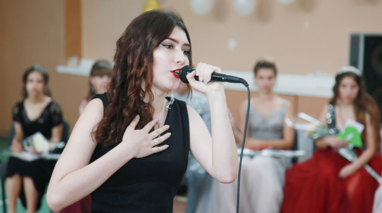 На Кіцманщині розпочались випуски одинадцятикласників. Як це було в Неполоківцях і Брусниці