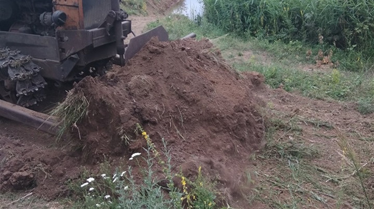 В Тополях полагодили дамбу на місцевому ставку