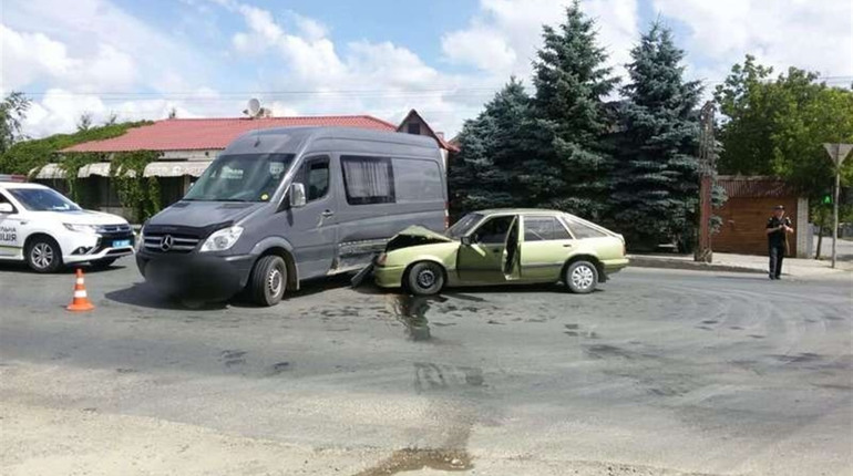 У Мамаївцях зіткнулись бус та легковик (фото)