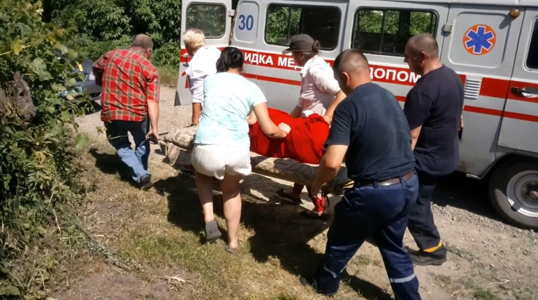 Рятувальники розповіли, як підняли з криниці літню жінку в Хлівищах