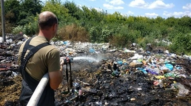 Вже вкотре у селі Пробіжні горіло стихійне сміттєзвалище (фото)
