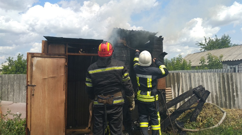 У Сватовому на вулиці Трударів горів літній душ та туалет