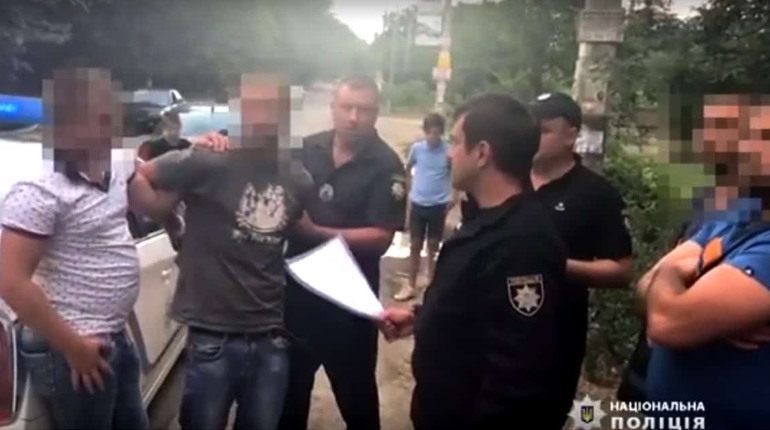 Поліція упіймала телефонного злодія, який "замінував" магазин в НАТІ. Відео