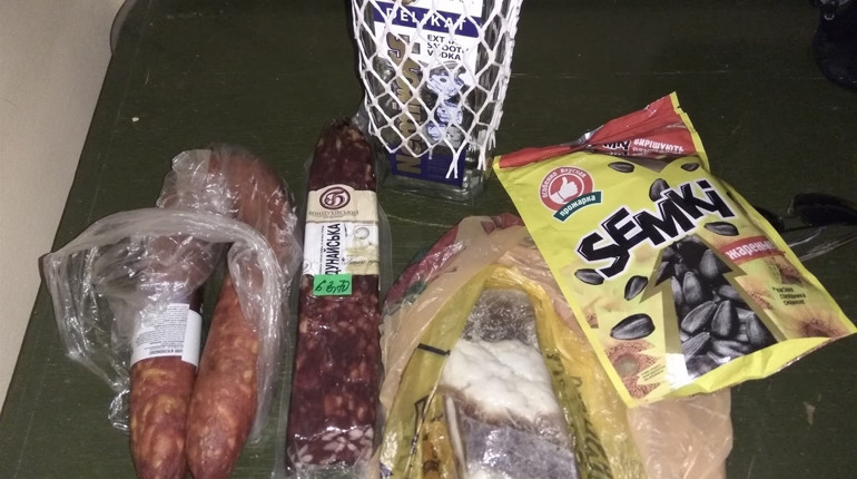 Взяв випити, закусити і покурити — крадіжка в магазині в селі Хлівище