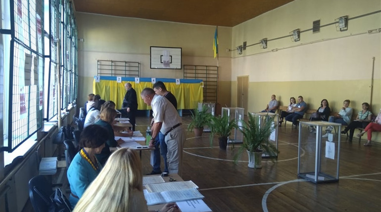 Вибори у Старокостянтинові: хто проголосував першим