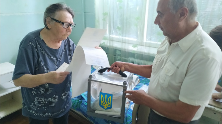 Як відбувається голосування на спецдільниці в Кіцманській лікарні