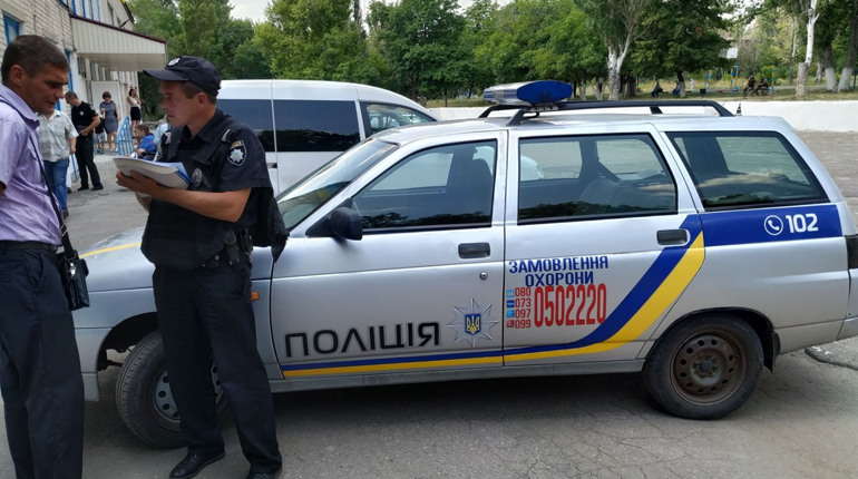 На одній з дільниць Торецька чоловік зробив фото бюлетеню в кабінці для голосування. ВІДЕО