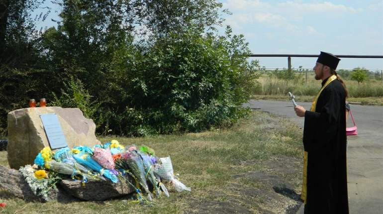 Панахиду за полеглими захисниками Торецька відслужили на перехресті